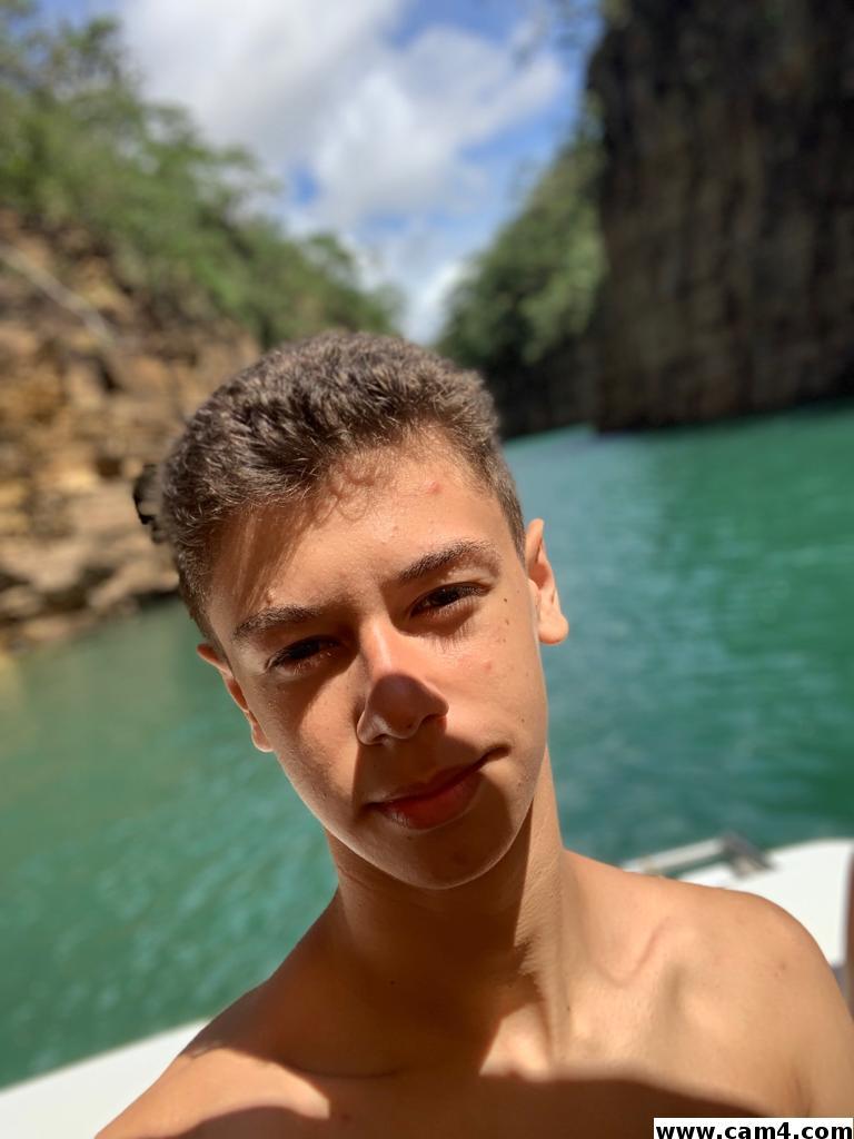 LEOSNARDOOO2 live from Brazil