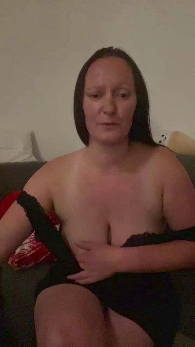 Nadine1990 live from Germany