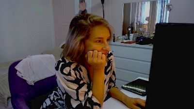 Trish_smile live from France