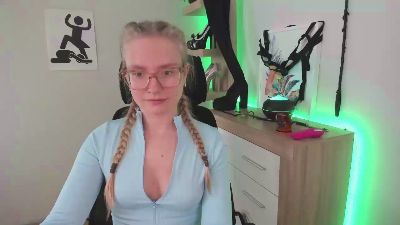 hottieNancy live from United Kingdom
